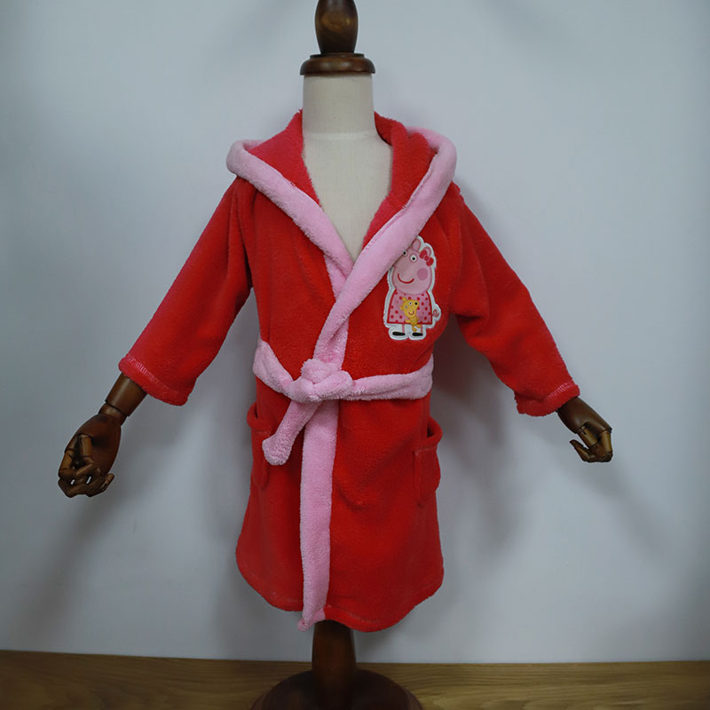 法兰绒材质婴儿睡袍：保暖亲肤款，适配秋冬低温环境